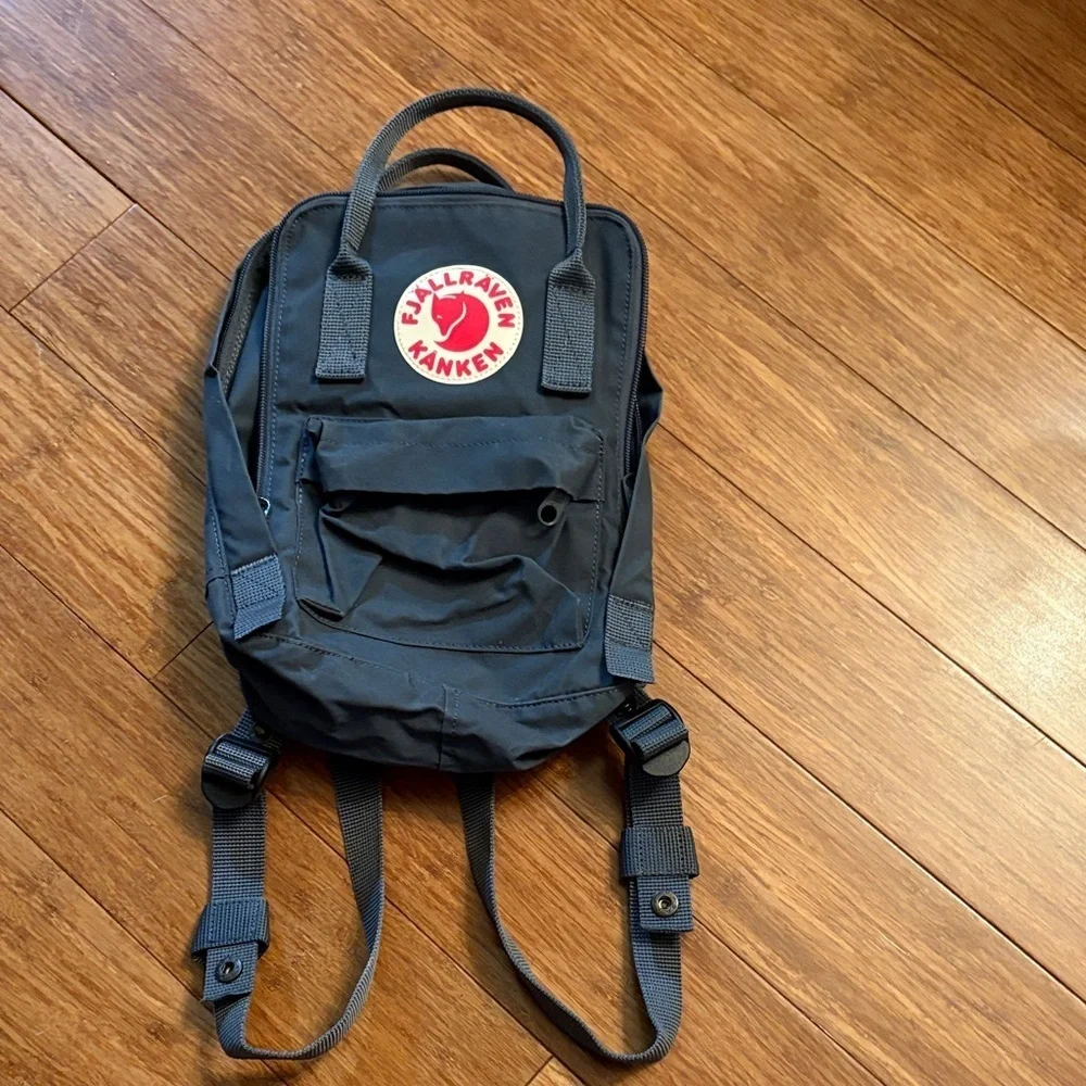 FjallRaven Kanken Classic Backpack - Dark Blue/gray / zip closure